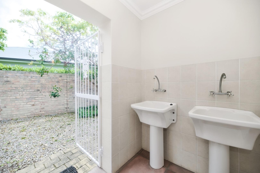 5 Bedroom Property for Sale in Fernkloof Estate Western Cape